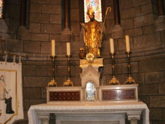 Statuie in catedrala princiara