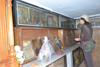 un mic muzeu in subsolul bisericii cu obiecte si icoane de cult
