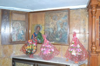 un mic muzeu in subsolul bisericii cu obiecte si icoane de cult