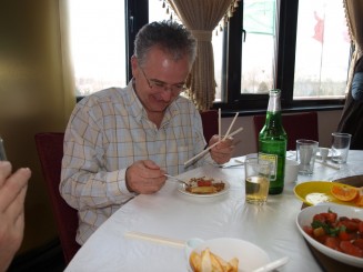 Iata cum mancam noi cu betigasele