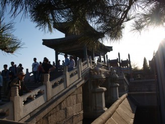 Pod  care leaga malul lacului de Templul Dragonului