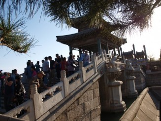 Pod  care leaga malul lacului de Templul Dragonului