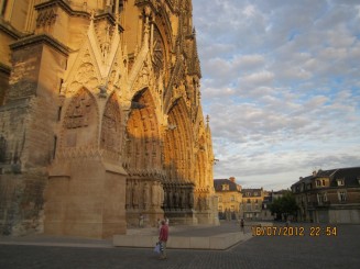 spre fatada catedralei