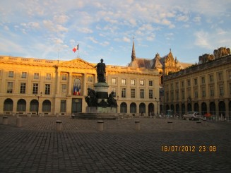 piata centrala cu Primaria