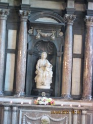 statuia,,Madona cu pruncul Isus``