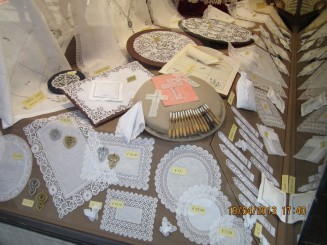 vitrina cu vestitele broderii si dantele