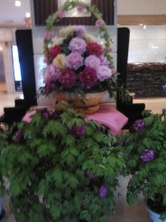 Aranjament floral din holul hotelului