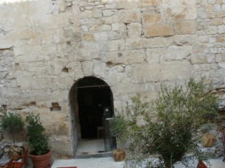 o alta poarta de intrare in cetatea lui Diocletian