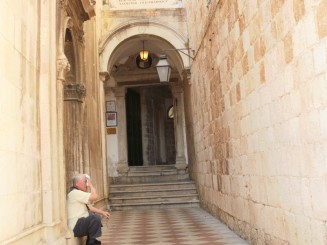 intrarea la cea mai veche farmacie din lume