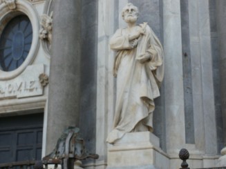 Sf, Paul la exteriorul basilicii