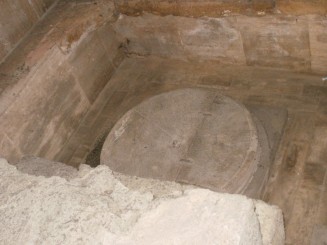 ce a mai ramas de la unul din cutremure din basilica