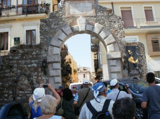 arcul de triumf de la intrare in Taormina