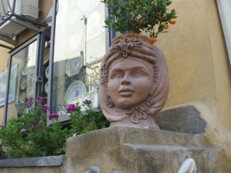 ghiveci  de flori la intrare in Taormina