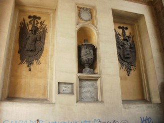 inscriptie pe arcul de triumf