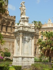 statuie din gradina catedralei din Palermo