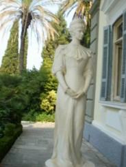 statuia lui Sissi din gradina palatului