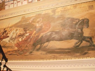 pe un perete de la etajul 2 se afla acesta pictura interioara reprezentandu-l pe Achile