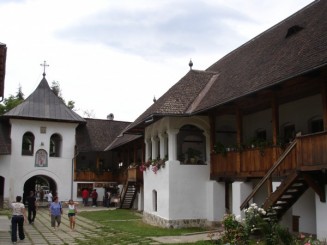 la Manastirea Polovragi
