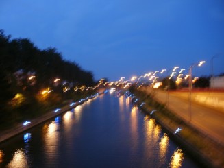 Raul care traverseaza orasul Calais