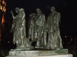 scluptura creata de Rodin, aflata in fata primariei.