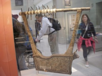 un razboi de tesut primitiv zazut la British museum