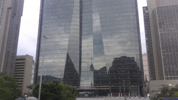 Catedrala Metropolitana - reflectata in blocurile de otel si sticla 