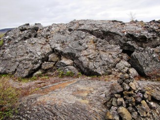Islanda Hraunfossar si Barnafoss