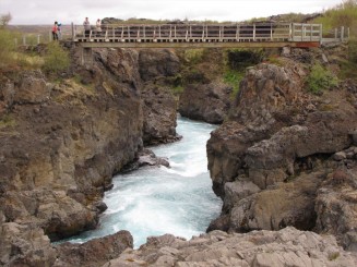 Islanda Hraunfossar si Barnafoss
