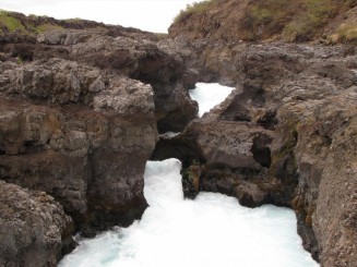 Islanda Hraunfossar si Barnafoss