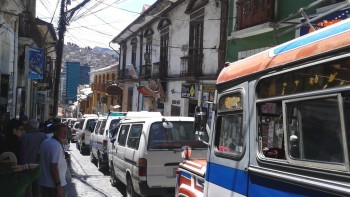 Oameni, culori, strazi