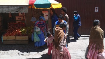 Oameni, culori, strazi