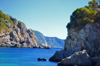 la poalele man.Man. Paleokastritsa