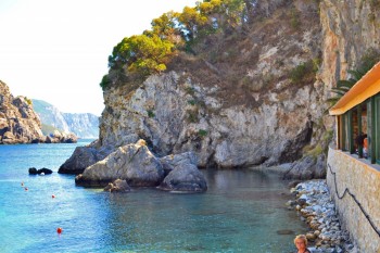 la poalele man.Man. Paleokastritsa