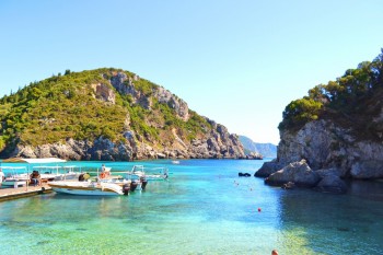 la poalele man.Man. Paleokastritsa