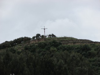 O cruce amplasata pe o culme a orasului