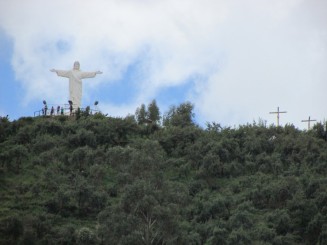 Statuia lui Iisus pe o culme a orasului