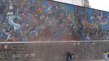 Un grafitti ce se intinde pe vreo 50-60 m cuprinzand scene din istoria Imp.Inca