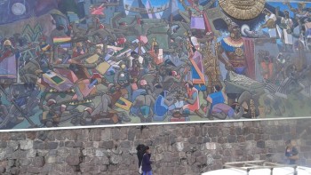Un grafitti ce se intinde pe vreo 50-60 m cuprinzand scene din istoria Imp.Inca