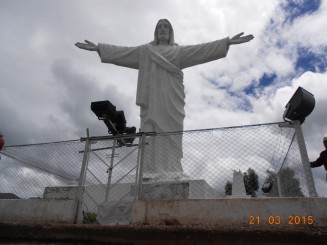 Statuia lui Iisus pe o culme a orasului