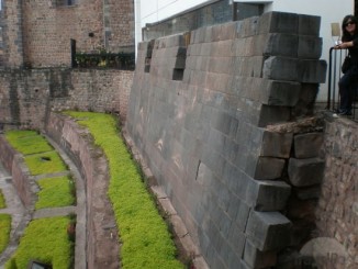 Qoricancha-zidul exterior al actualului Complex monahal provenit din vechiul templu