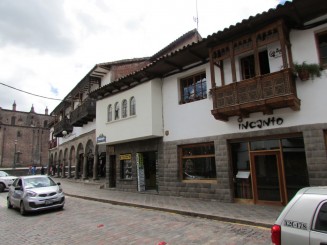 Ziduri Inca incorporate in cladiri coloniale