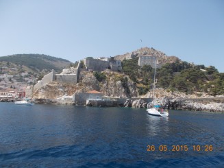 ne apropiem de portul din Hydra