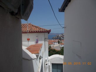 de pe o terasa se zareste marea