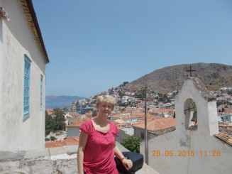 pe o terasa langa o clopotnita a unei biserici