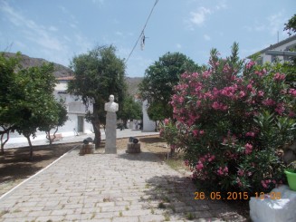 poposesc intr-un parc unde o gasesc pe sora-mea odihnindu-se