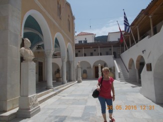 Muzeul din curtea manastirii