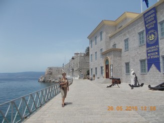 spre Muzeul de istorie