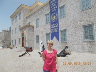 in fata Muzeului de istorie