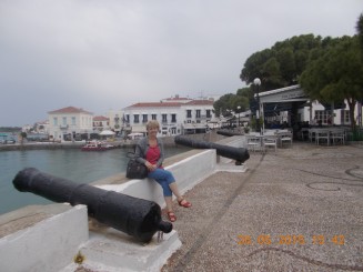 pe zidul de aparare a orasului printre tunuri