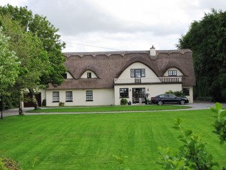Irlanda, ţinutul Burren, opera daltuita de natura versus cea faurita de om